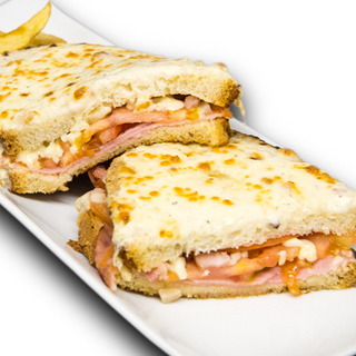 SANDWICH CARBONARA: Jamón york, queso,  tomate, beicon, mozzarella y salsa carbonara