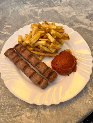 Кебапче с гарнитура