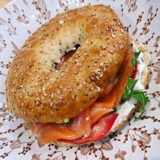 Bagel Con Salmón, Queso Y Aguacate