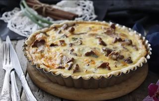 Відкритий пиріг із листкового тіста, Печериць та сиру (600г)