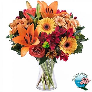 Bouquet di fiori misti primaverili nei toni dell'arancio