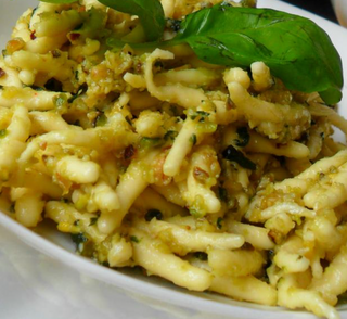 Trofie con speck, pesto di basilico e noci