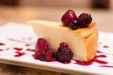 Cheese Cake Con Coulis De Frutos Del Bosque