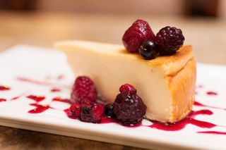 Cheese Cake Con Coulis De Frutos Del Bosque