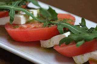 Салата с розов домат с прясно сирене (400г)