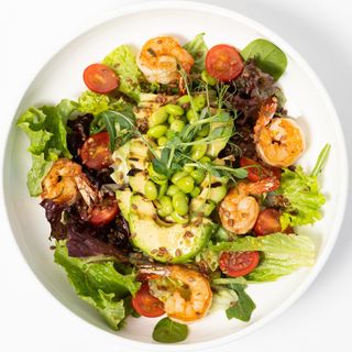 Салат с креветками, авокадо и зелеными бобами