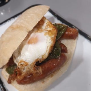 Mollete de Chistorra de Navarra, con Huevo Frito y Pimientos