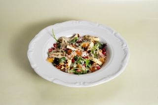 Салат с халуми, бататом и персиками