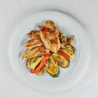 Pileći medaljoni omotani pancetom, povrće sa žara