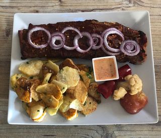 Coaste de purcel BBQ cu cartofi proaspeți  tăvăliți cu usturoi și mărar