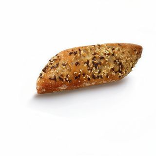 Pan de semillas con pollo, queso crema, almendras, canela y miel