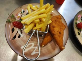 Caşcaval pane şi cartofi pai  si salata de varza