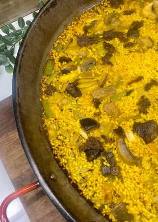 Paella carrillera, setas y ajos tiernos
