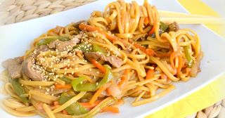 Tallarines Fritos Con Tres Delicias