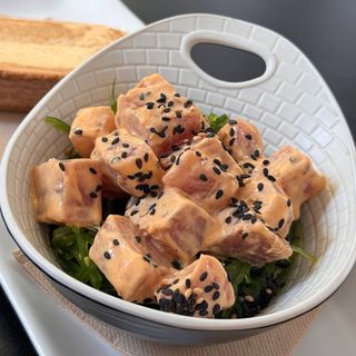 Dados De Salmón Con Algas Wakame Y Sésamo