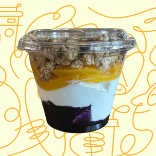 Iaurt cu granola si fructe