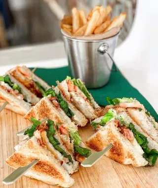 SANDWICH CLUB HOUSE