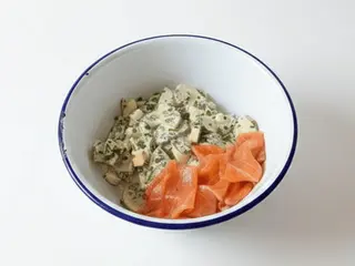 Wiosenna sałatka z młodej rzodkiewki, ogórka, zielonej cebulki i jajek ze śmietaną i lososiem (280g)