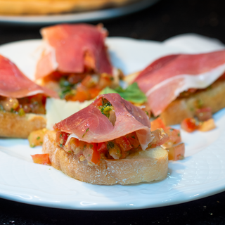 Bruschetta De Pan Con Ajo Y Tomate Con Serrano
