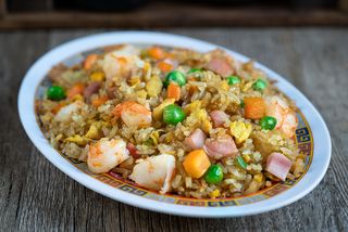 Arroz frito con tres delicias
