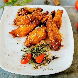 015. Панирани пилешки крилца със сусам (350гр)