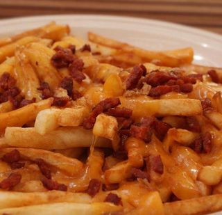 CHIPS CHEDDAR SAUSAGES / FRITES CHEDDAR SAUCISSES