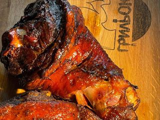 Рулька L в печі на вугіллі