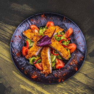 Salată cu pui crispy