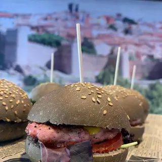 Hamburguesita con pan de briod y sabor de tinta de calamar