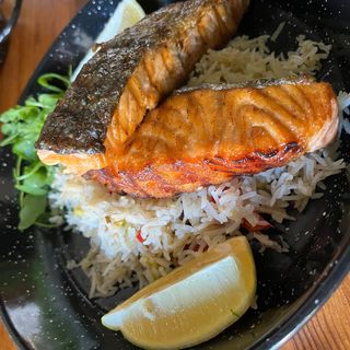 Somon grill cu orez cu legume