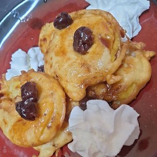 Măr copt în aluat cu sos de vișine