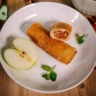 Dva palačinke sa jabukom i cimetom