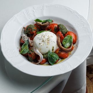 Бурата з томатами та анчоусами