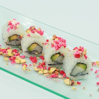 Uramaki de pez mantequilla con frambuesa y pistachos