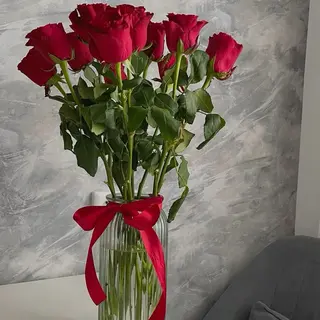 Vase De Roses En Rouge