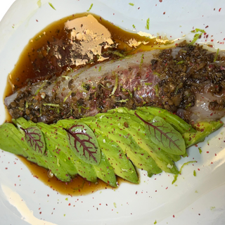 Crudo Sea Bass cu Trufe, Avocado si Sos Ponzu