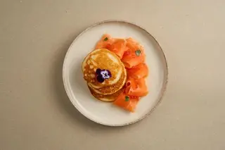 TORTITAS CON SALMÓN/оладьи с лососем.