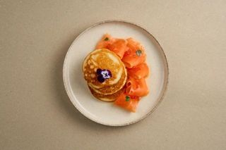 TORTITAS CON SALMÓN/оладьи с лососем.