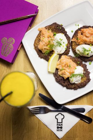 Placki ziemniaczane z wędzonym łososiem i twarożkiem ze szczypiorkiem
