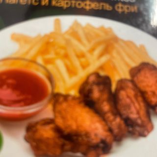 74. Alitas De Pollo Y Patatas (5 Uds.)