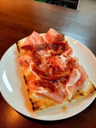 Focaccia crudo 