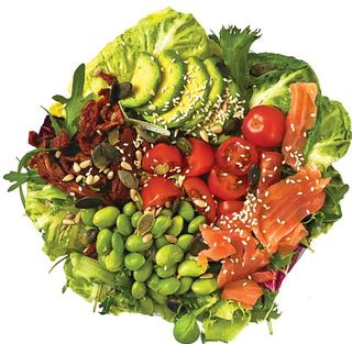 Sałatka Rybak z awokado średnia