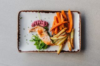 Salmón a  la plancha  con sticks de patata y boniato