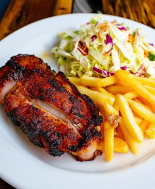 Ceafa de porc cu cartofi prajiti si salata de varza