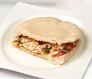 Pita De Pollo Asado Con Salsa De Yogur