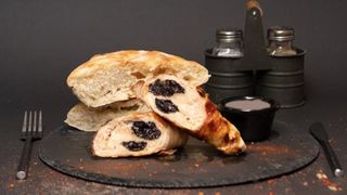 Pileći file u slanini punjen šljivama 250g