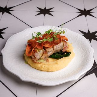 Курка в беконі з картопляним пюре (300g)