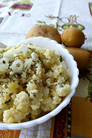 Patate tritate, pane e insalata