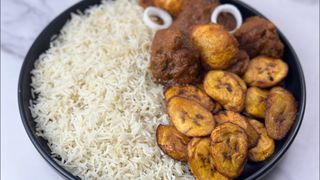 Rice and stew with chicken and fried plaintain