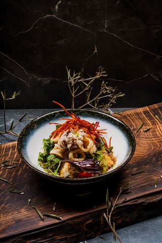 Salată cu fructe de mare, quinoa și vânǎtǎ crocantǎ